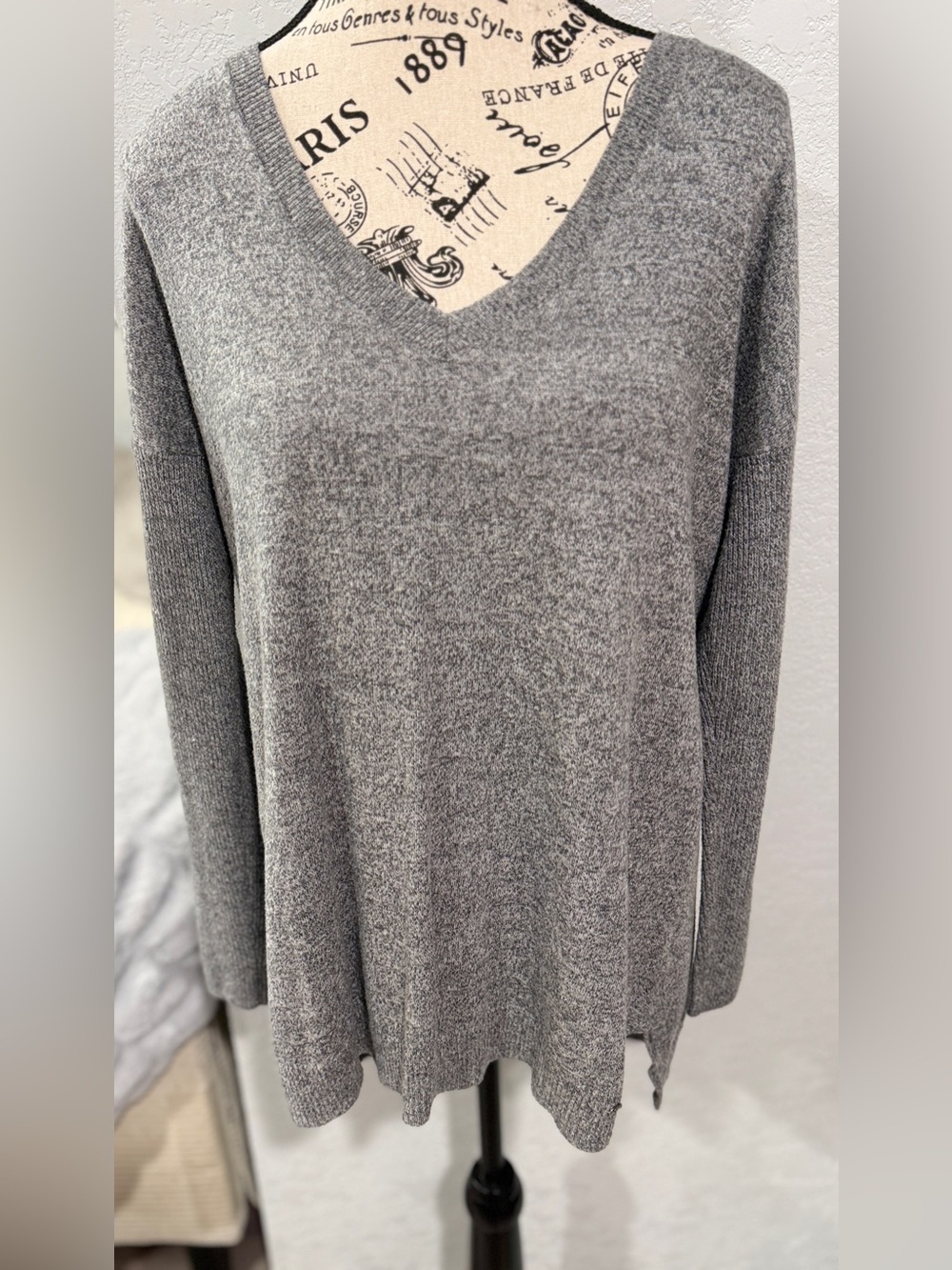 American Eagle Outfitters Gray V-Neck Long Sleeve Knit Sweater Tunic Size Medium - Picture 2 of 8